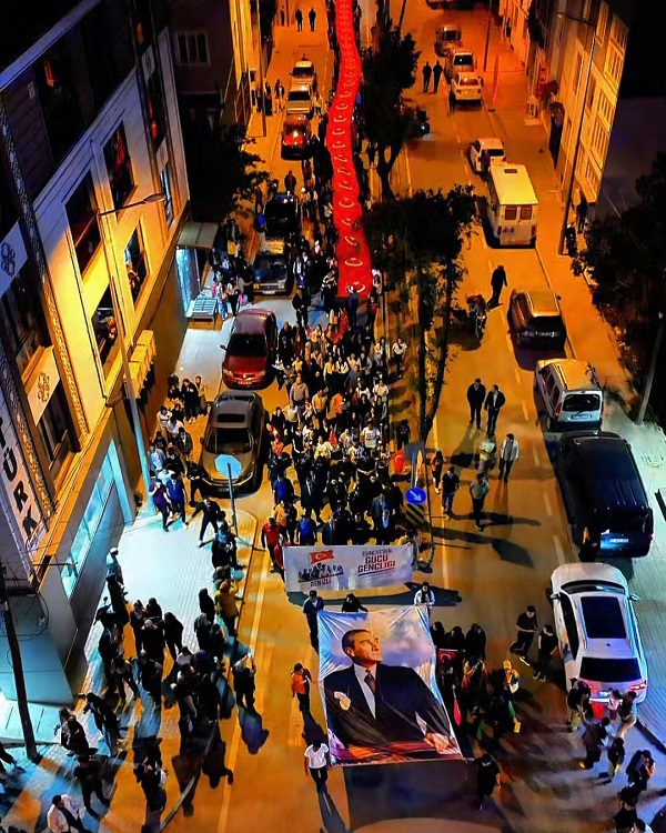 İlçemizde 19 Mayıs Atatürk'ü Anma,Gençlik ve Spor Bayramı Münasebetiyle Fener Alayı Düzenlendi.