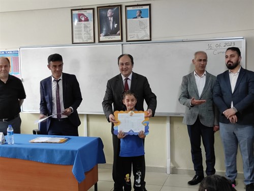 Sayın Kaymakamımız Osman ALTIN, Salih Esen İlkokulunda Karne Dağıtım Törenine Katıldılar.